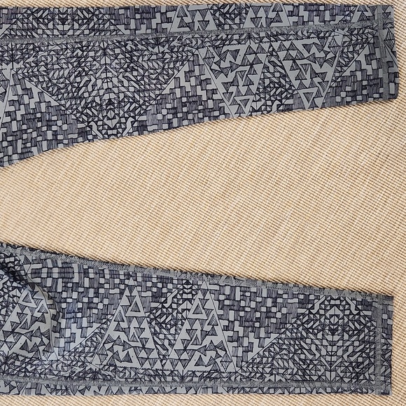 Lucy Black Geometric Print Leggings XL - Picture 8 of 13